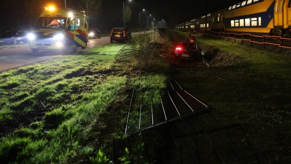 Automobilist ramt hekwerk langs spoor en belandt in sloot