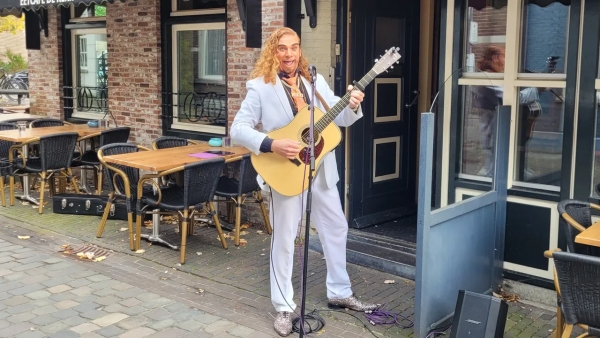 Boxtelse Rooie Rico zingt al 25 jaar: &#039;Als ik met tien man een feestje kan vieren, dan is het voor mij al geslaagd&#039;