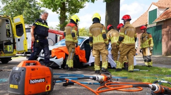 Vrouw uit auto bevrijd na botsing tegen boom in Esch