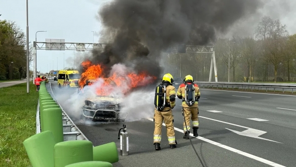 Auto in lichterlaaie op A2 bij Boxtel