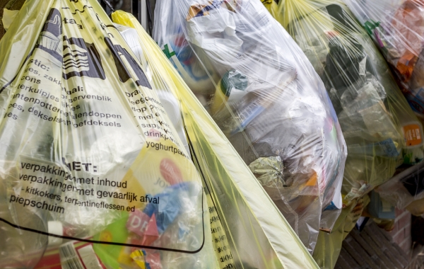 Nieuwe container voor plastic afval bij het Esso tankstation aan de Brederodeweg